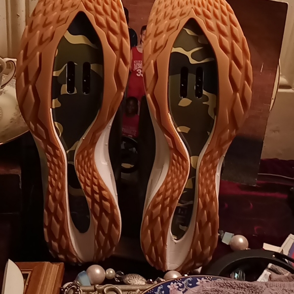 Athletic shoes - Picture 4 of 6